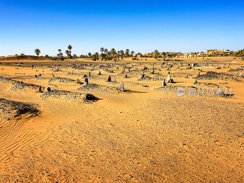 沙漠附近的墓地，Merzouga, Erg Chebbi，撒哈拉，摩洛哥